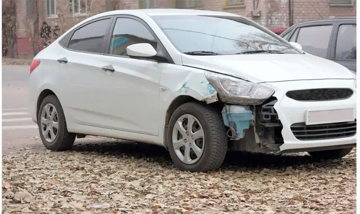 Weiße Limousine mit Motorschaden in Stadtoldendorf